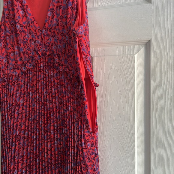 Elegant Red Sleeveless Dress - Picture 5 of 7